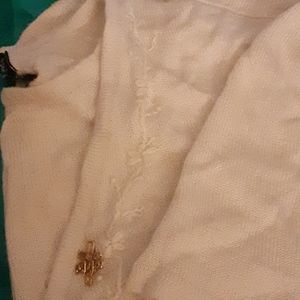 Sag Harbor Wht blouse with embroidery